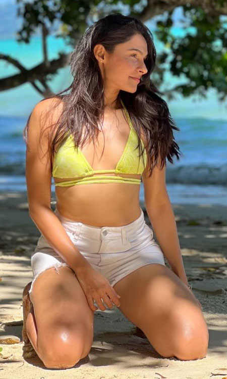 Andrea Jeremiah Soaks Up the Beach Vibes in a Stylish Vacation Look