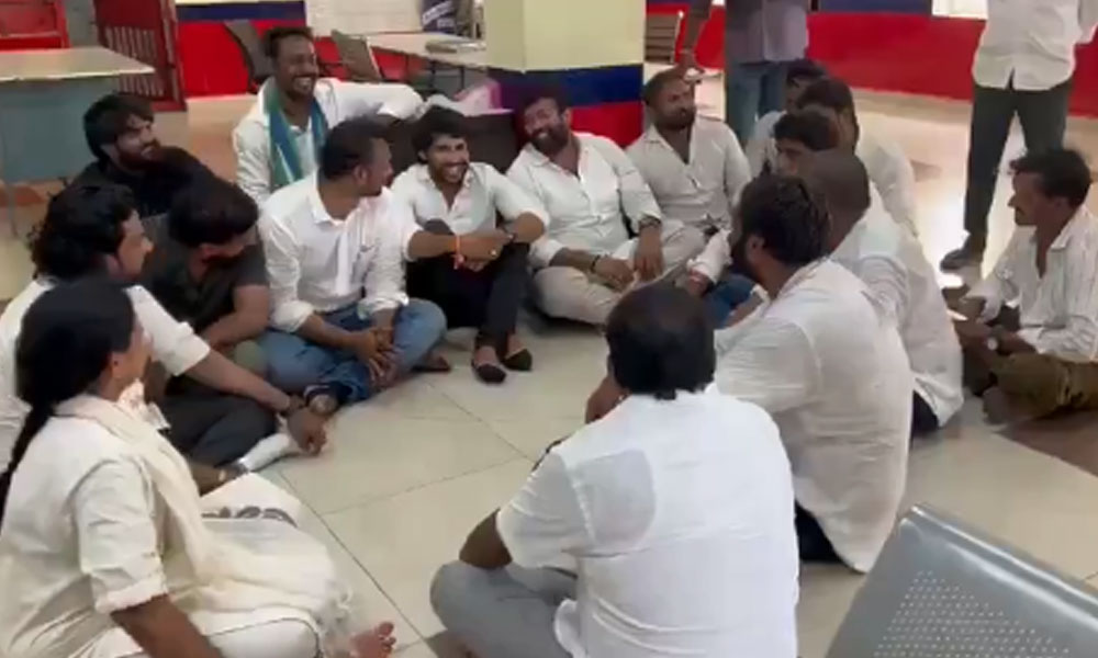కృష్ణలంక పోలీసుస్టేషన్ కి వైసీపీ కీలక నేతలు.. బెజవాడలో హైటెన్షన్!