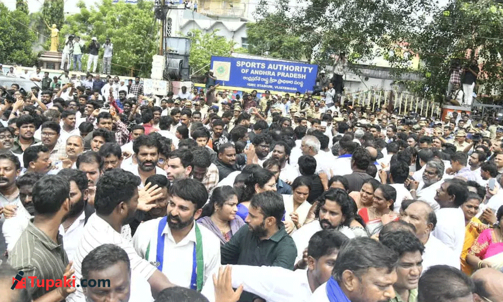 బెజ‌వాడ ర‌ణ‌రంగం.. వైసీపీ వ‌ర్సెస్ టీచ‌ర్లు!