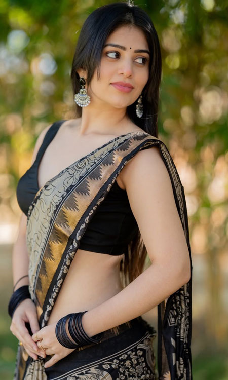Bandhavi Sridhar Mesmerizes in Intricate Saree