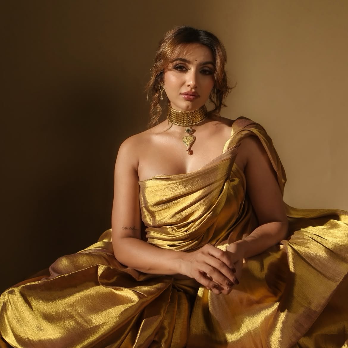 Tejaswi Madivadas Golden Saree Look Exudes Traditional Elegance