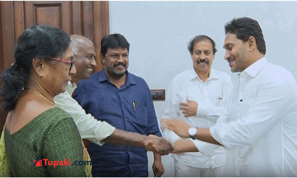 డియర్ కామ్రేడ్...జగన్ తో సీపీఐ నేతలు