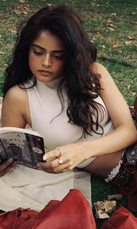 Riddhi Kumar’s Peaceful Autumn Reading Look Wins Hearts
