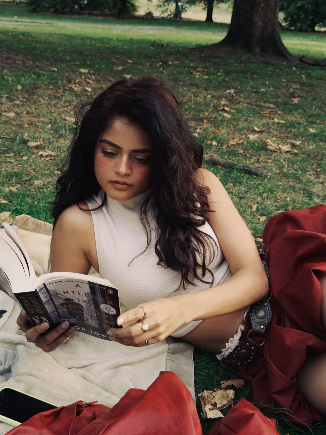 Riddhi Kumar’s Peaceful Autumn Reading Look Wins Hearts