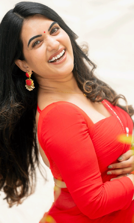 Sravanthi Chokarapu Stuns in a Vibrant Red Saree Look