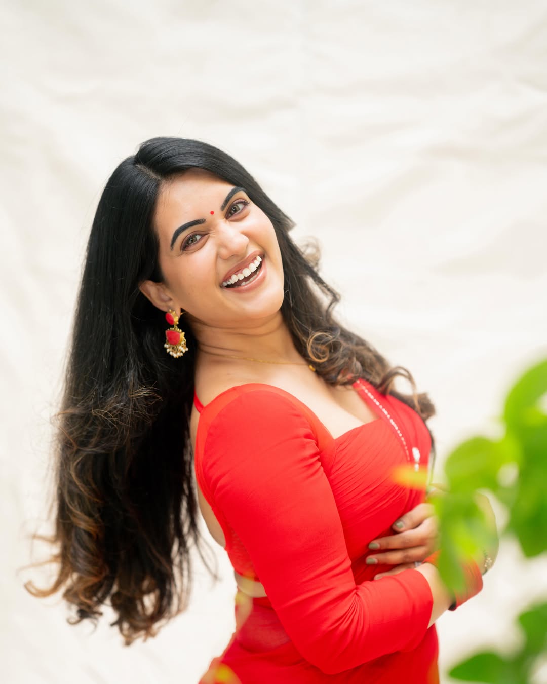 Sravanthi Chokarapu Stuns in a Vibrant Red Saree Look