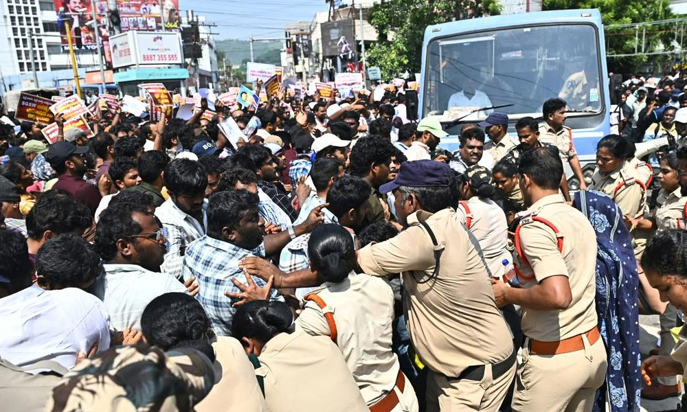 ఫోన్ టార్చ్‌లైట్లతో  ఉద్యోగుల భారీ నిరసన  !