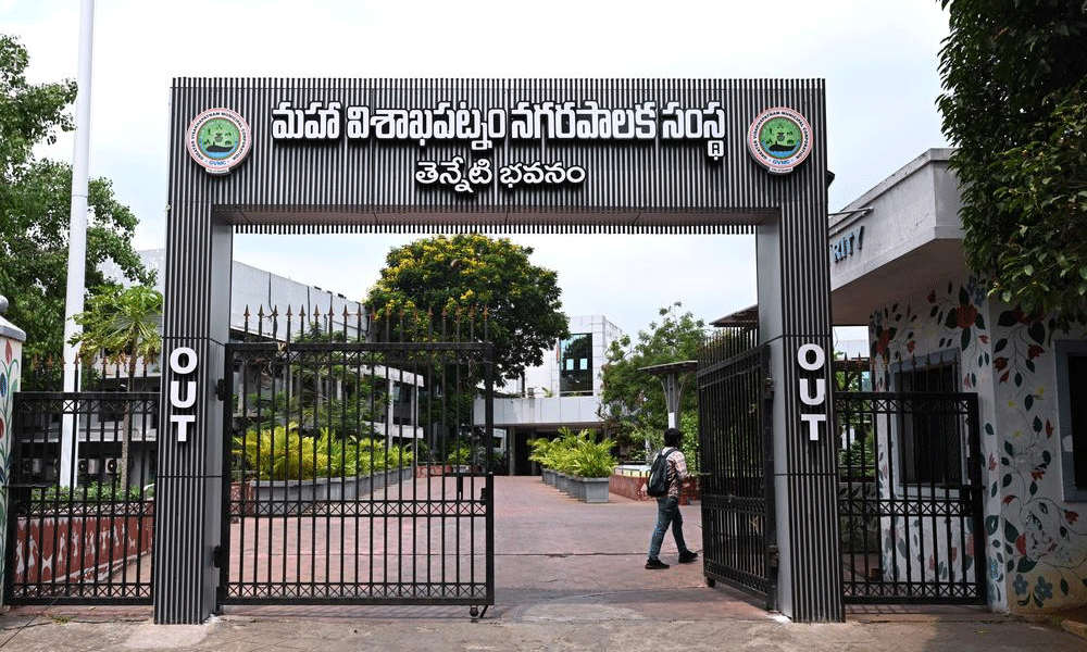 రాజ‌కీయ సుడిలో విశాఖ మేయ‌ర్ పీఠం.. !
