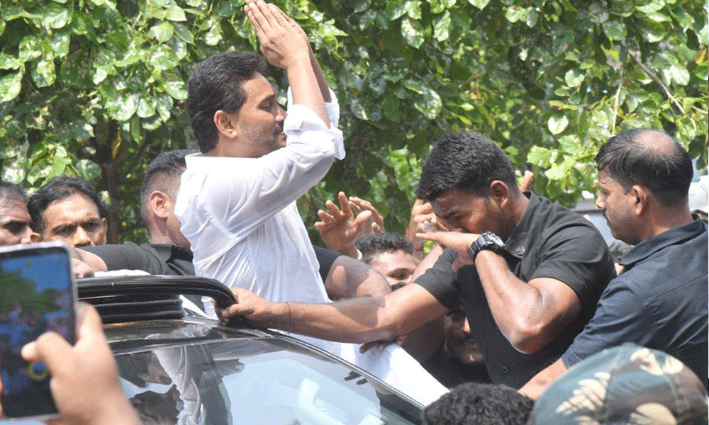 జగన్ పర్యటన.. ఊపిరి పీల్చుకున్న పోలీసులు! జగన్ పర్యటన.. ఊపిరి పీల్చుకున్న పోలీసులు!