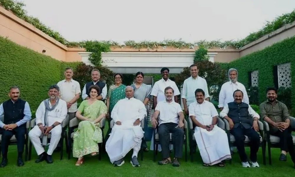 కాంగ్రెస్ సీఎంలలో ఒకే ఒక్కడు.. హైకమాండ్ ముందు కాలు మీద కాలేసుకున్న రేవంత్ రెడ్డి