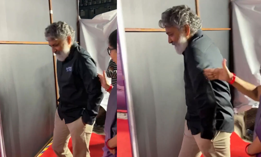 అమ్మా అమ్మా.. ఆయన రాజమౌళి.. అలా నెట్టేస్తే ఎలా?