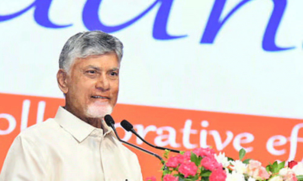 పాస్‌బుక్కుల‌పై ఫొటోలు వేసుకుని.. ఫెయిల‌య్యారు:  చంద్ర‌బాబు