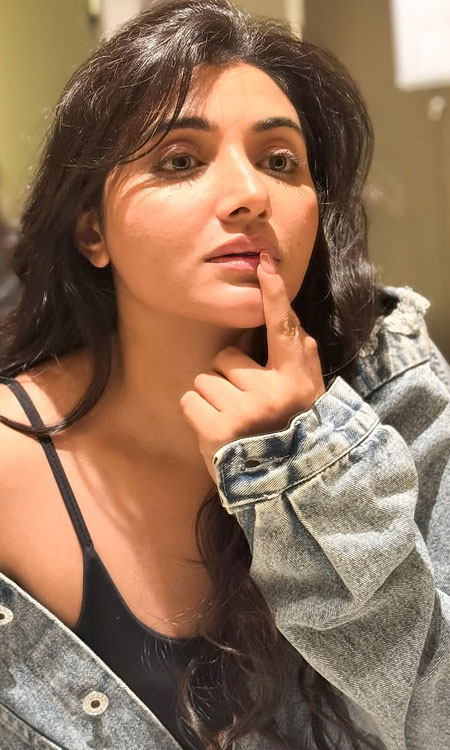 Mirnaa Stuns With Her Candid Mirror Look and Wavy Hair