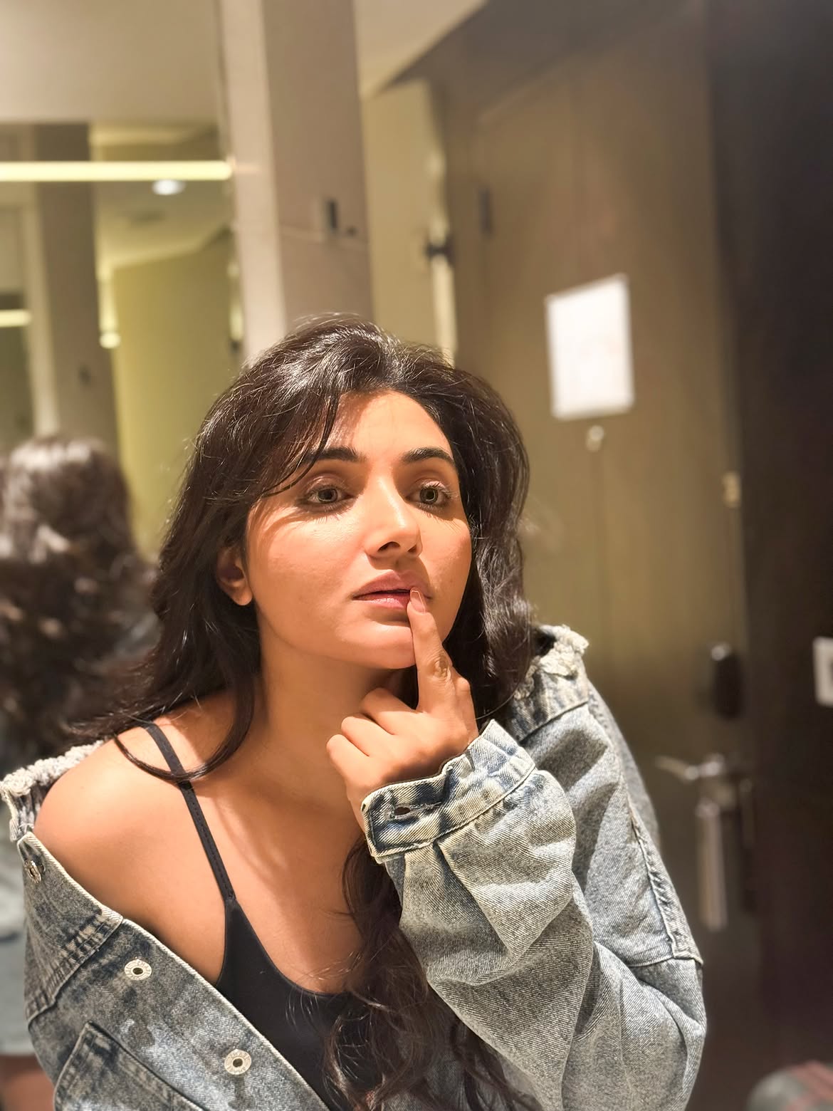 Mirnaa Stuns With Her Candid Mirror Look and Wavy Hair