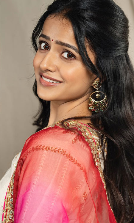Vaishnavi Chaitanya Stuns In A Vibrant Pink And White Ethnic Look