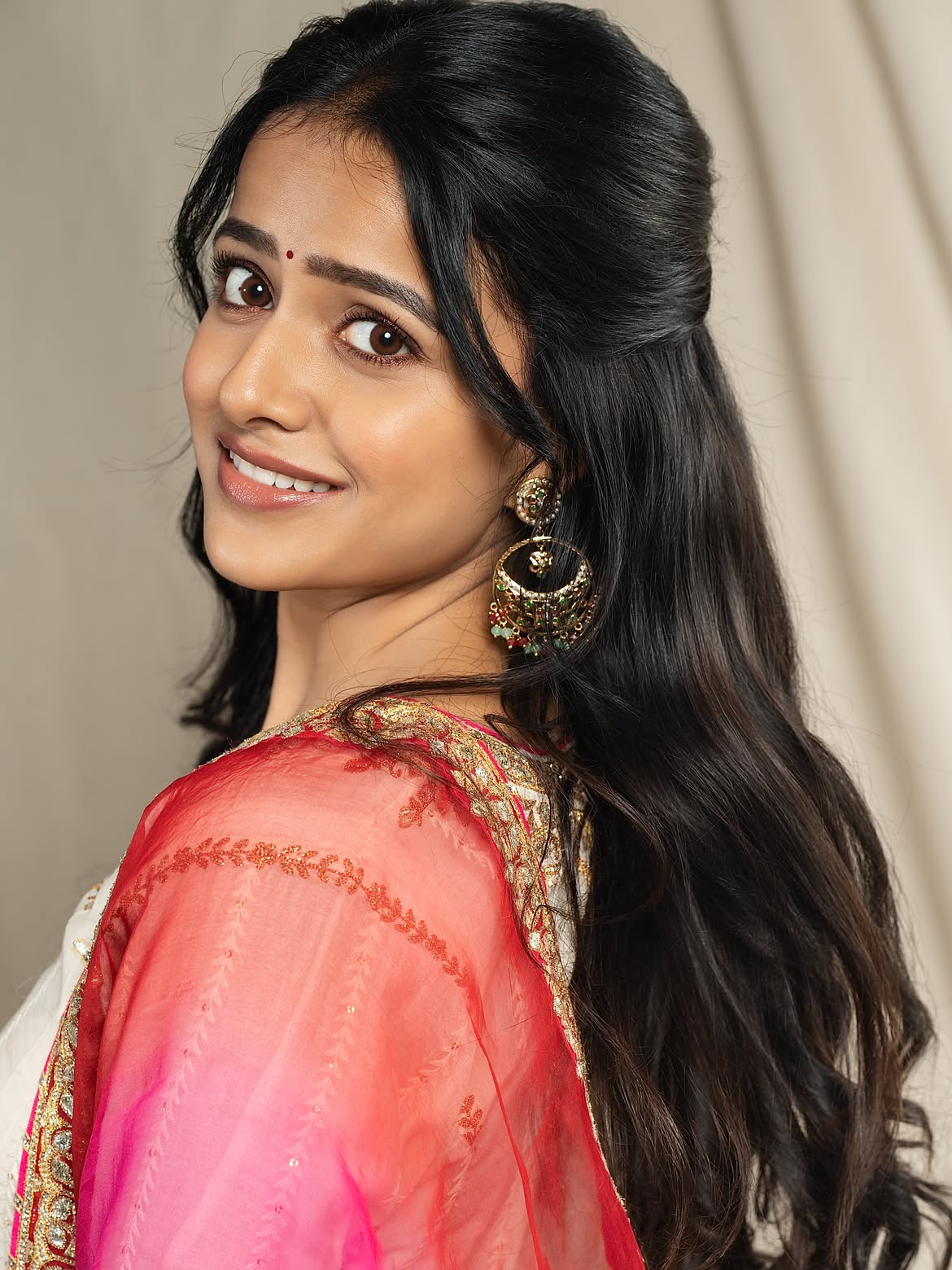 Vaishnavi Chaitanya Stuns In A Vibrant Pink And White Ethnic Look