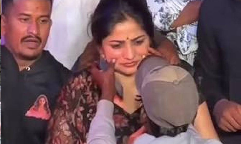 ఒక‌డు బుగ్గలు గిల్లాడు.. ఇంకొక‌డు ట‌చ్ ఇచ్చాడు.. అదంతా అభిమాన‌మేన‌ట‌!