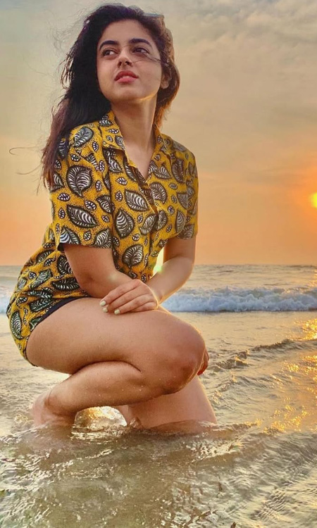 Siddhi Idnani Radiates Sunset Charm in a Dreamy Beachside Look