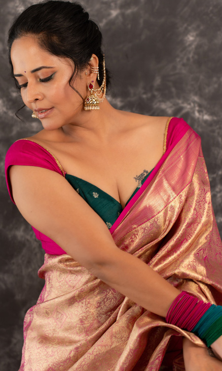 Anasuya Bharadwaj Stuns in a Regal South Indian Traditional Look