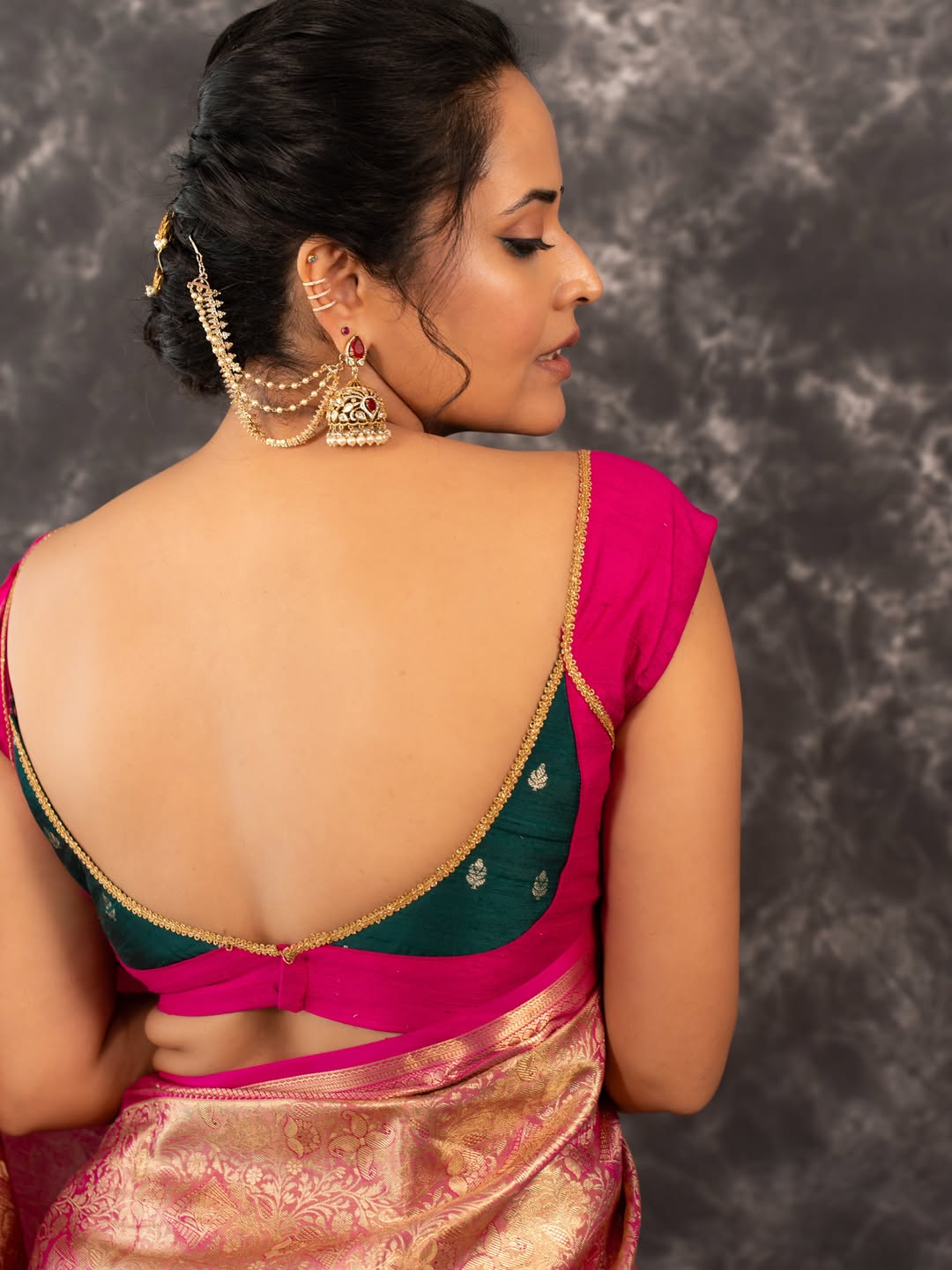 Anasuya Bharadwaj Stuns in a Regal South Indian Traditional Look