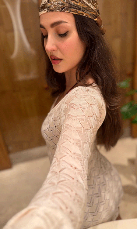 Elli AvrRam Stuns in Retro Look Inspired by Ilu Ilu 1998