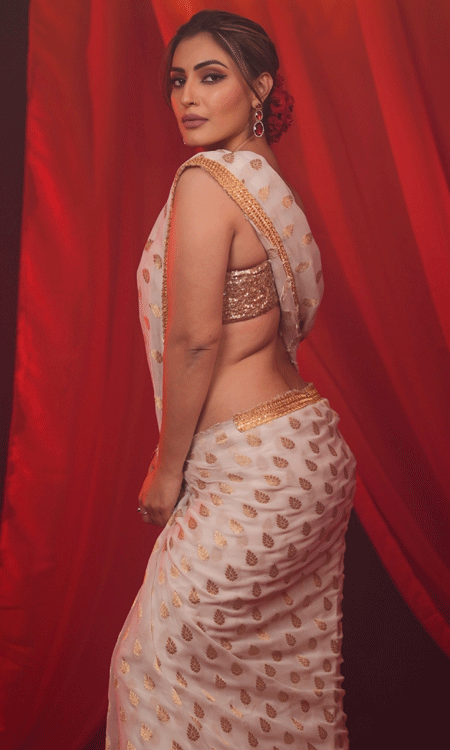 Shivangi Verma’s Elegant Saree Look Captures Pure Glamour