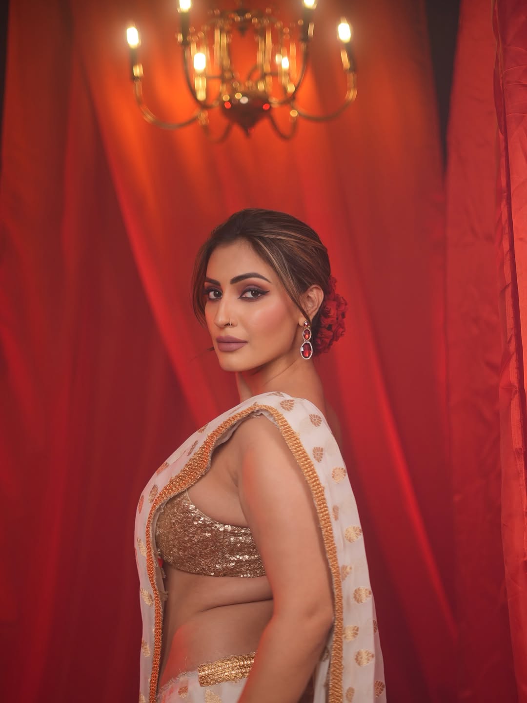 Shivangi Verma’s Elegant Saree Look Captures Pure Glamour