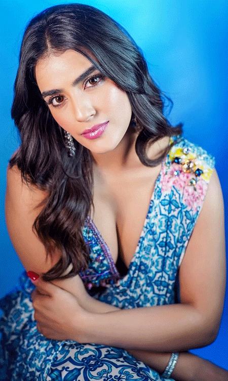 Kavya Thapar Stuns in a Vibrant Blue Traditional Look