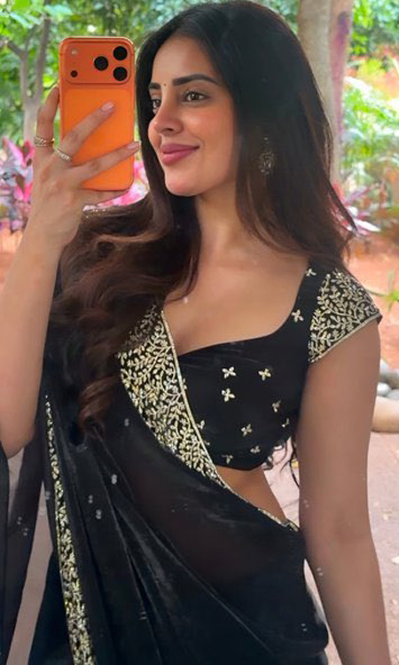 Kushitha Kallapu’s Black Saree Look is Pure Elegance