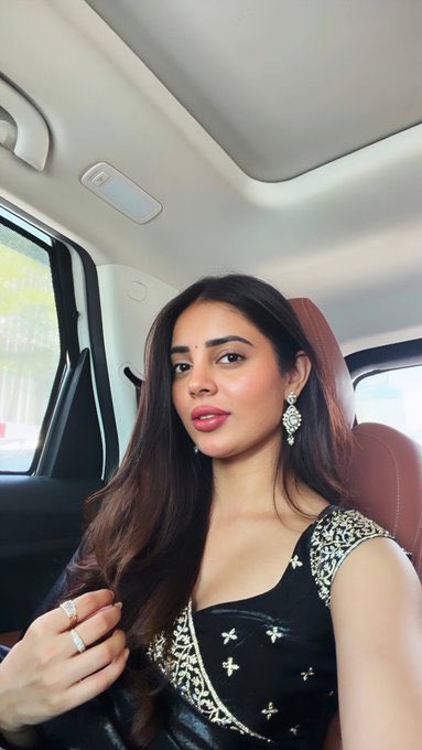 Kushitha Kallapu’s Black Saree Look is Pure Elegance