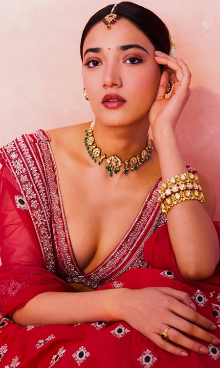 Medha Shankr looks breathtaking in traditional red lehenga and gold jewellery