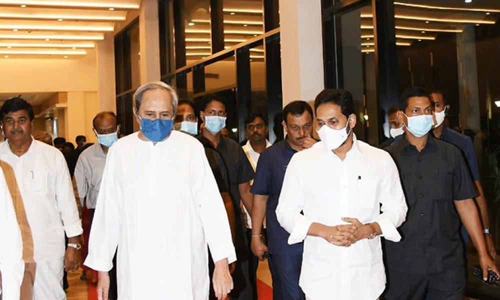 జగన్ అండ్ నవీన్ ...ఈసీ వ్యతిరేక పోరాట బాట ?