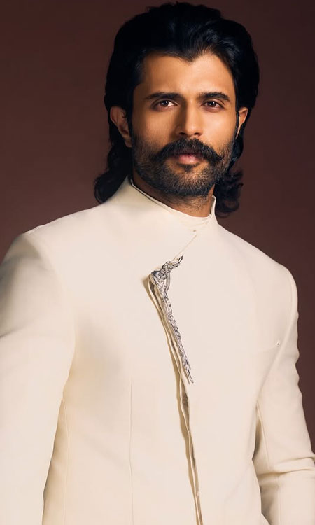 Vijay Deverakonda Unveils a Classy Look as Ranabaali Trailer Launch Creates Buzz