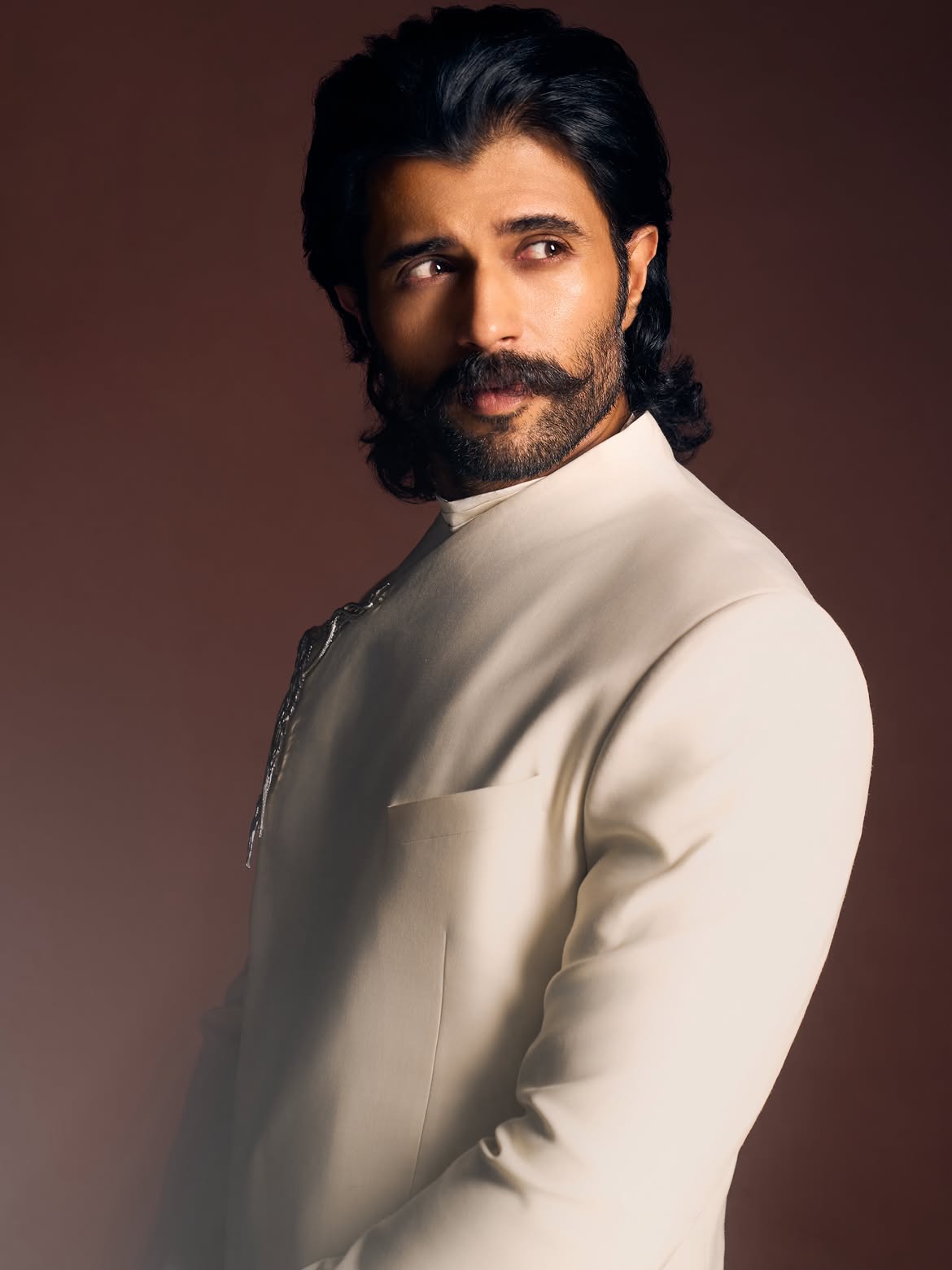 Vijay Deverakonda Unveils a Classy Look as Ranabaali Trailer Launch Creates Buzz