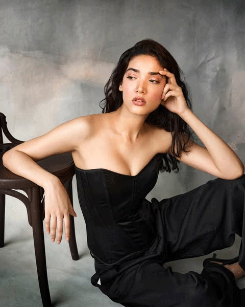 Medha Shankr Stuns in a Black Corset Top With Effortless Elegance