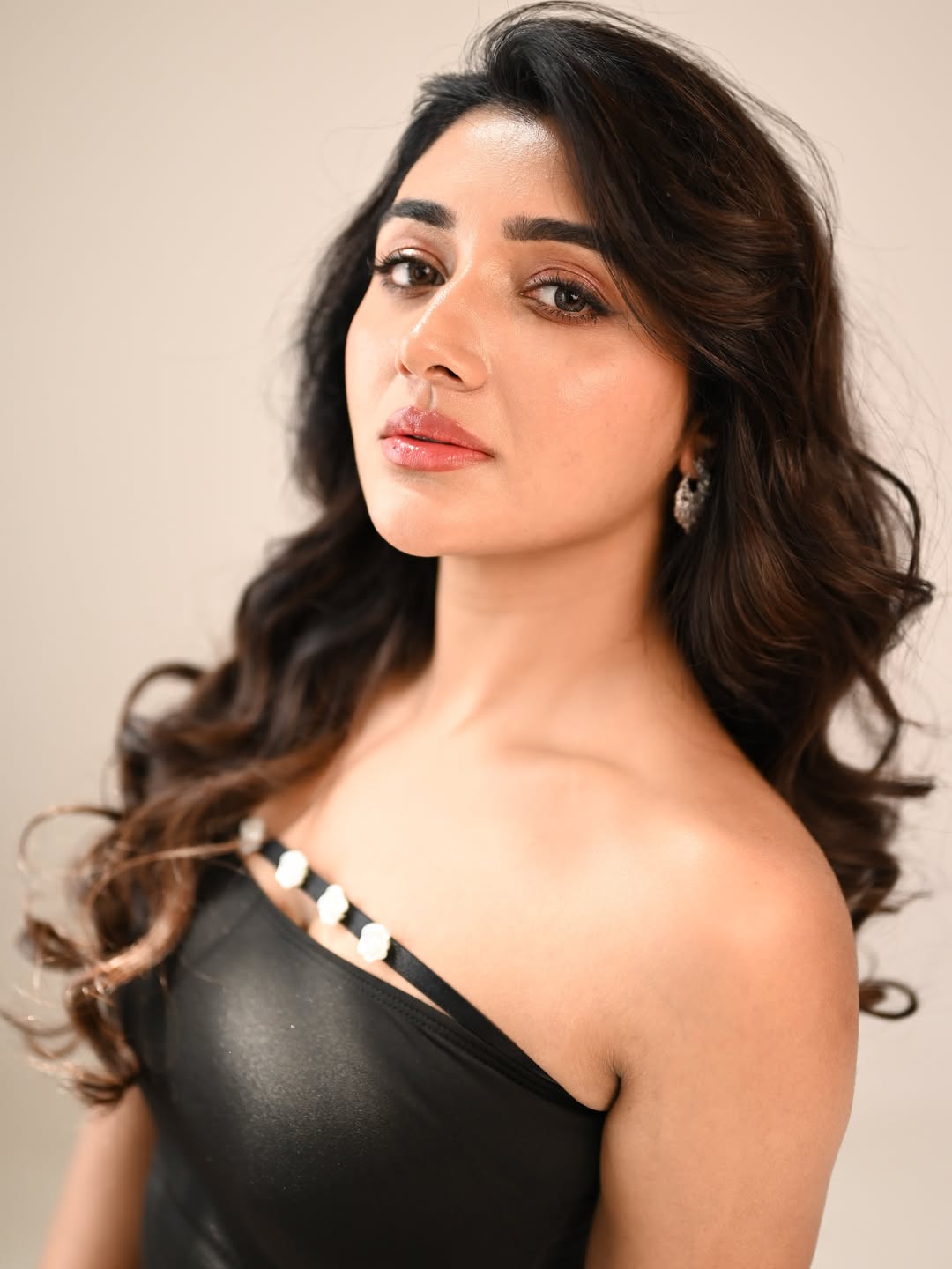 Mirnaa Stuns in Black Dress as Jailer 2 Hype Builds