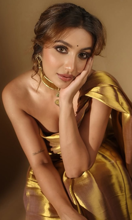 Tejaswi Madivada Stuns in a Shimmering Gold Saree