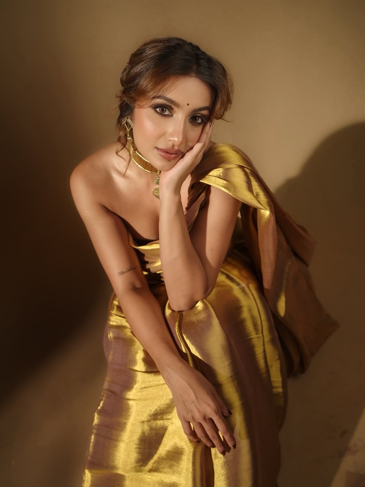 Tejaswi Madivada Stuns in a Shimmering Gold Saree