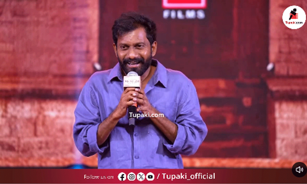 అమ్మాయిలను ఆపలేక కాలేజీ క్లాస్‌రూమ్ తలుపులు మూసేశారు.. అదీ విజ‌య్ క్రేజ్!