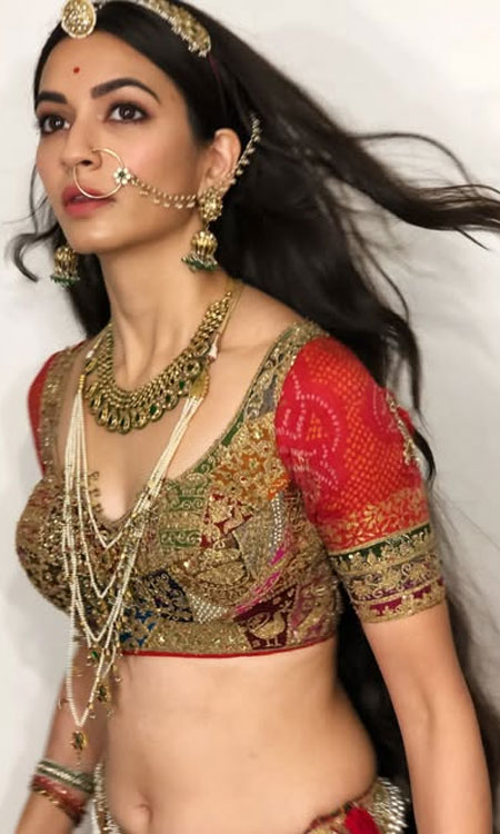 Kriti Kharbanda Stuns in Regal Traditional Look for Navratri