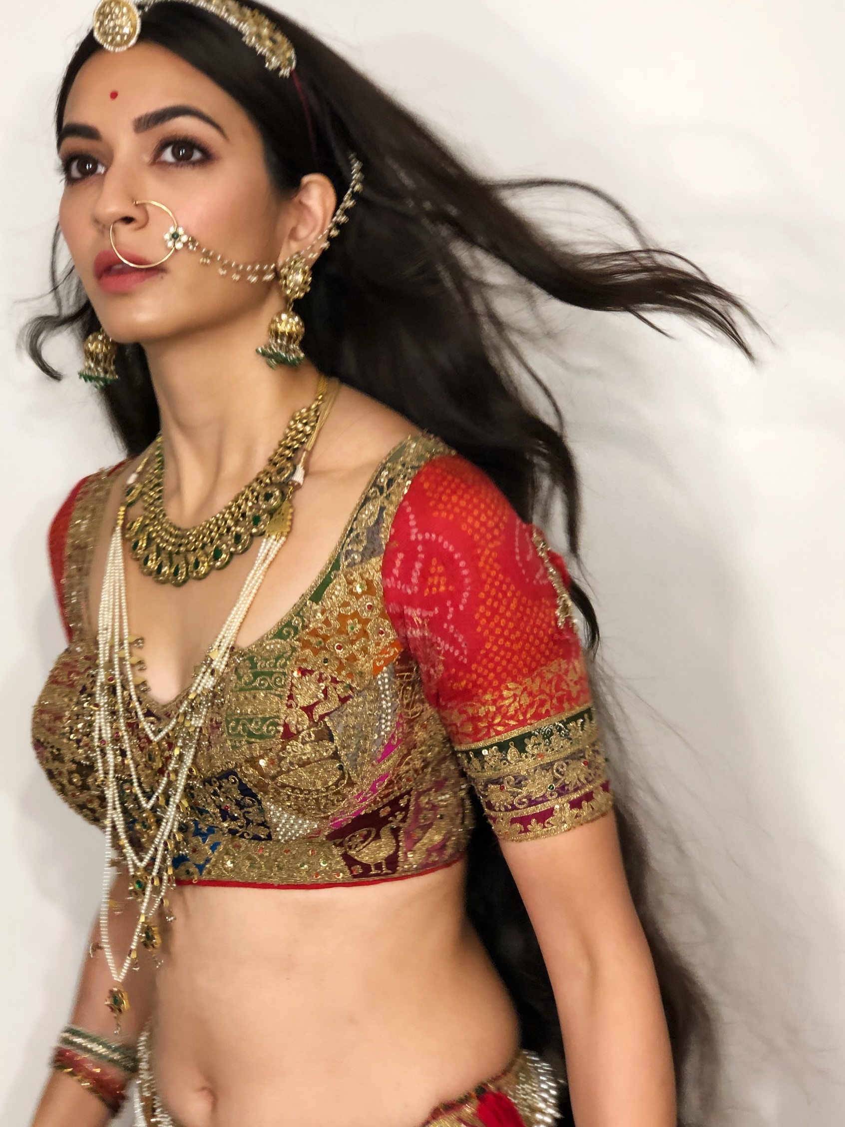 Kriti Kharbanda Stuns in Regal Traditional Look for Navratri