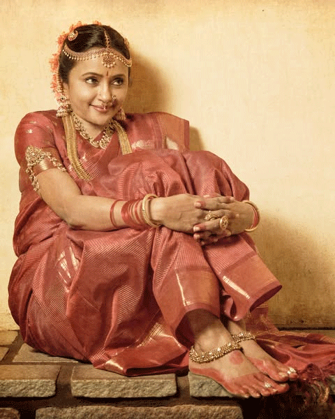 Suma Kanakala Looks Regal in a Crimson Silk Saree and Temple Jewelry
