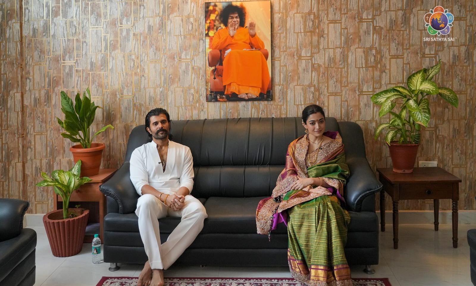 ఉదయం తిరుమల.. మధ్యాహ్నం సత్యసాయి నిలయం.. డివోషనల్ మోడ్లో రణబాలి జంట! ఉదయం తిరుమల.. మధ్యాహ్నం సత్యసాయి నిలయం.. డివోషనల్ మోడ్లో రణబాలి జంట!