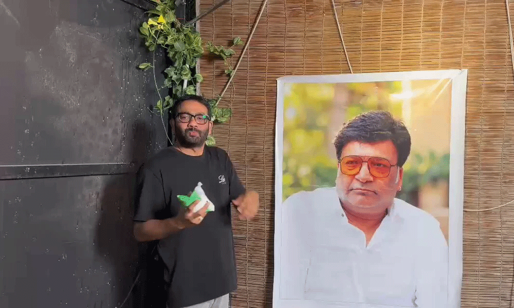 కోన వెంకట్కు పాలాభిషేకం కోన వెంకట్కు పాలాభిషేకం