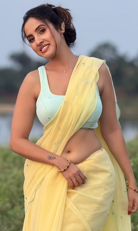 Priyanka Kholgade Looks Elegant in a Yellow Saree