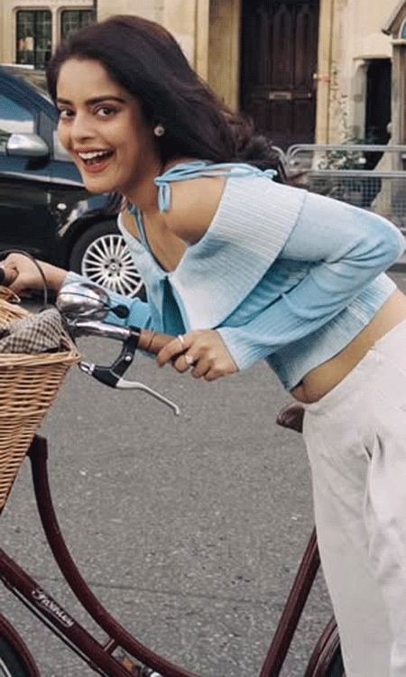 Riddhi Kumar Enjoys a Charming Cycling Tour Through London