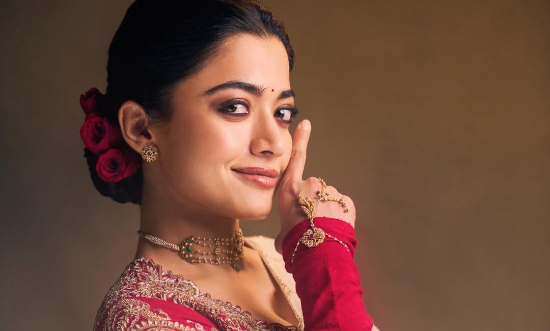 ట్రెడిషనల్ లుక్ లో రష్మిక రాయల్ వైబ్!