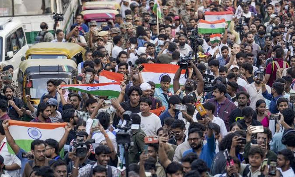 చిరు వ్యాపారులతో నిరసనకారుల డీల్స్!