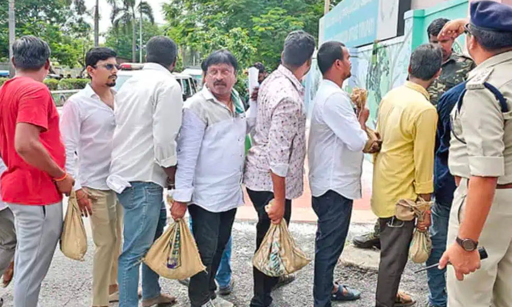 మేయర్ నామినేషన్‌కు రూ.2 నాణేల బస్తాలు.. తిరుపతిలో ఇదేం రాజకీయం బాబోయ్!