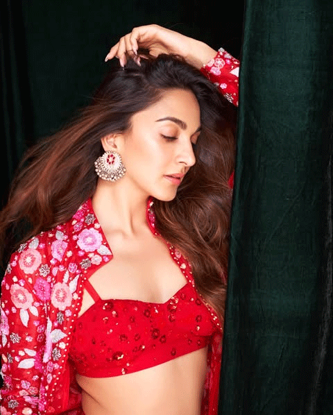 Kiara Advani Radiates Festive Glamour in a Stunning Red Outfit